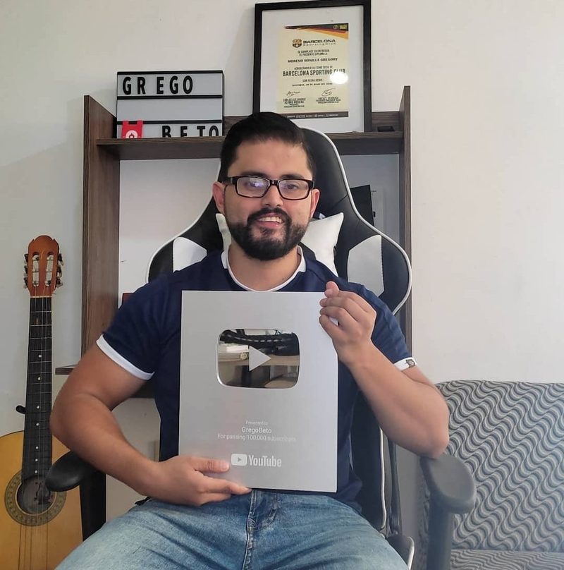 Gregory, GregoBeto, con su placa de YouTube por 100,000 suscriptores