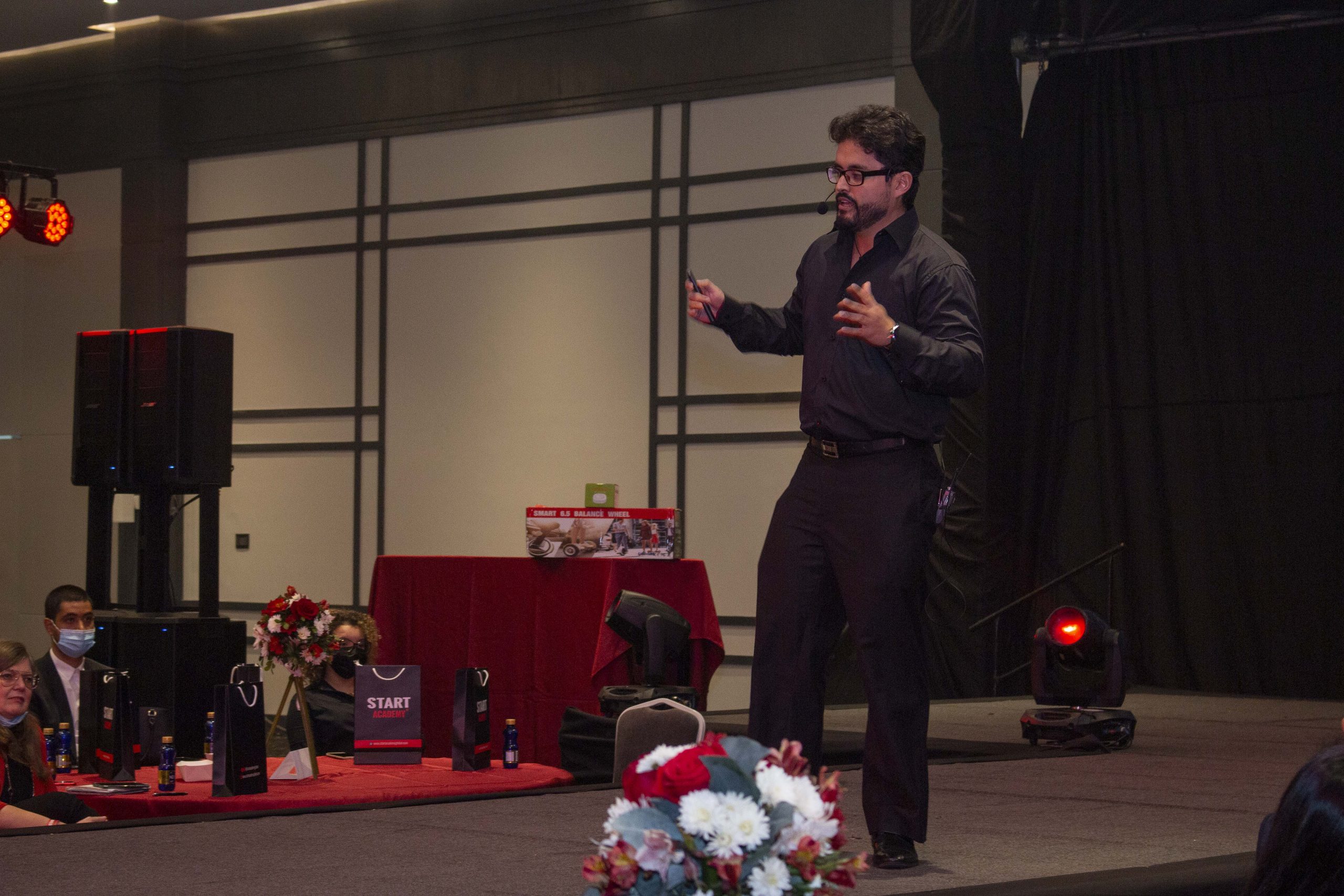 GregoBeto explicando en el escenario c&oacute;mo construir una marca personal