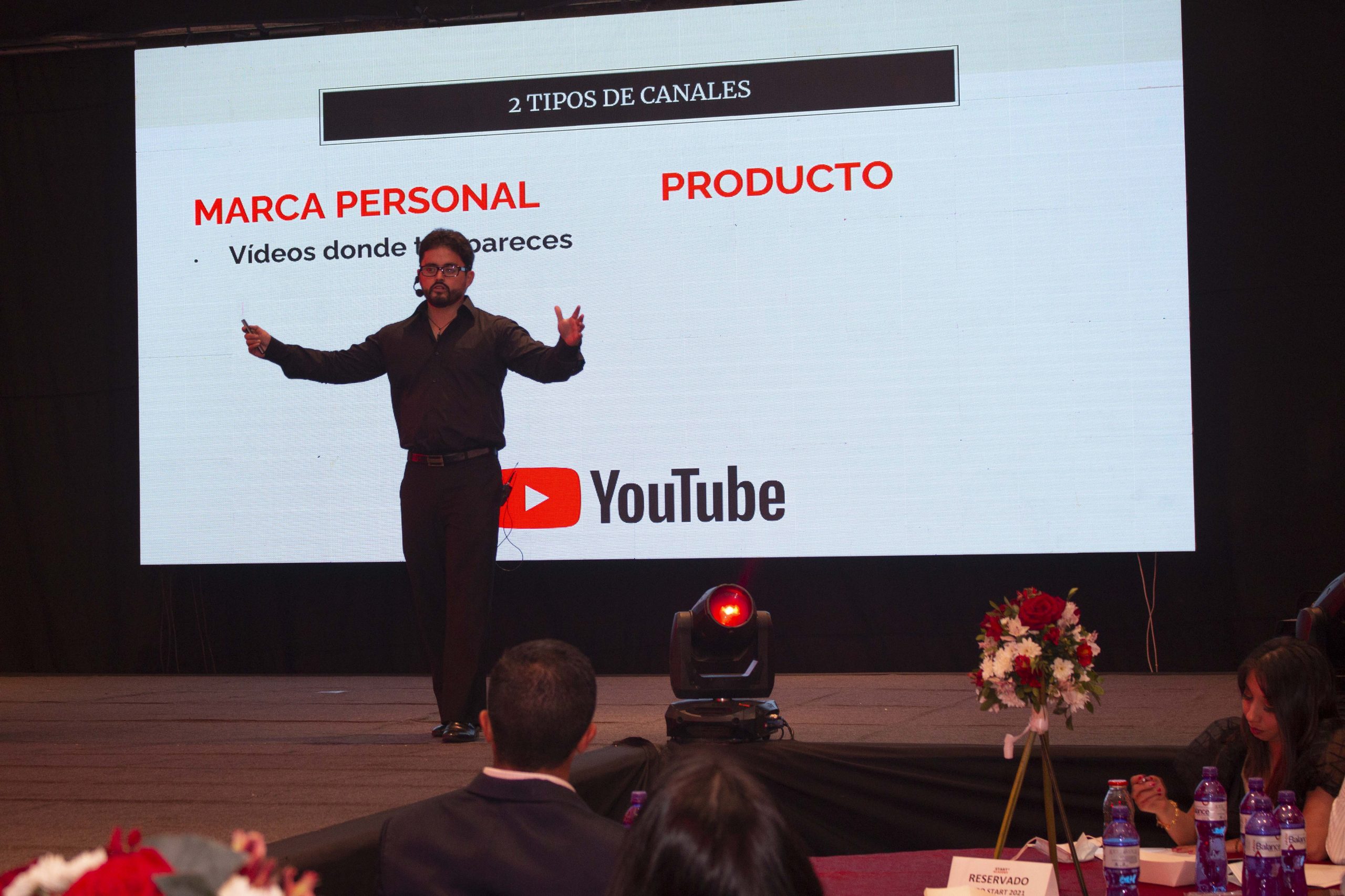 GregoBeto en pantalla gigante explicando los 2 tipos de canales de YouTube: marca personal y producto