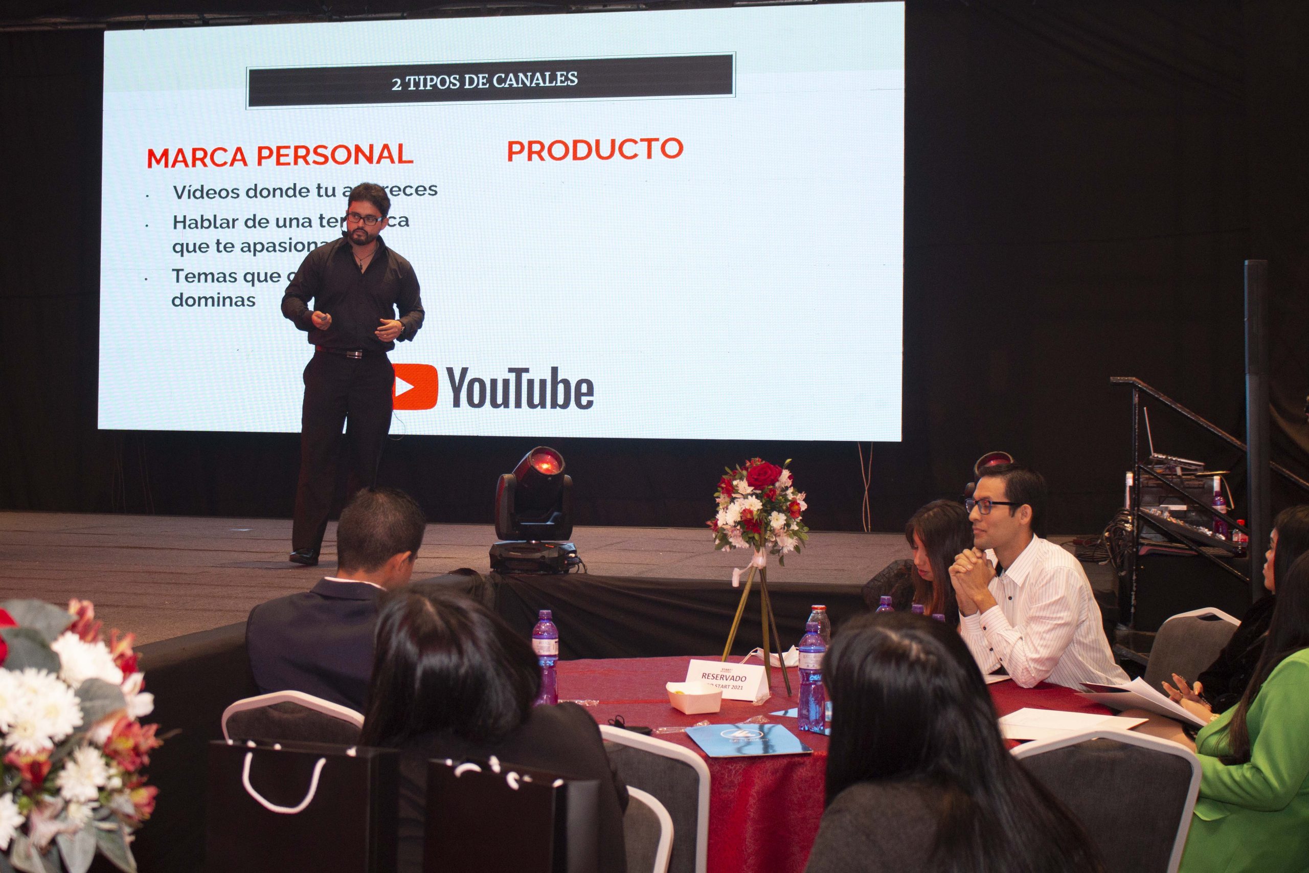 GregoBeto explicando c&oacute;mo elegir un tema para tu canal de YouTube